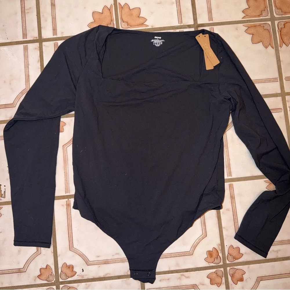 NWT SKIMS GRAPHITE FITS EVERYBODY LONG SLEEVE SQUARE NECK BODYSUIT - Picture 2 of 6